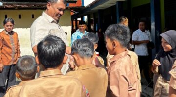 Bupati Oku Selatan Sambangi Anak-anak UPT SD Negeri 03 Muaradua, Berikan Motivasi Belajar